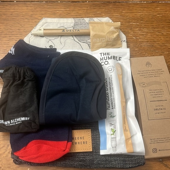 Delta ONE Someone Somewhere Bags (6)
Sold together - Picture 7 of 11